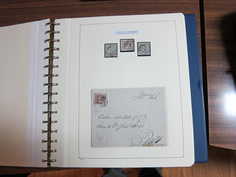 0019 (157).JPG -     Lote:    19      Marcofilia      Lotes Especiais       Descrição:         Portugal. Colecção especializada de carimbos de duplo círculo, tipo 1852, montada em 4 álbuns Lindner, com selos de diversas emissões e cartas, com estudo minucioso de cada marca. Lote a ver.         Lote       Valor Base:     &euro; 2.500,00     Valor Venda:     Retirado     